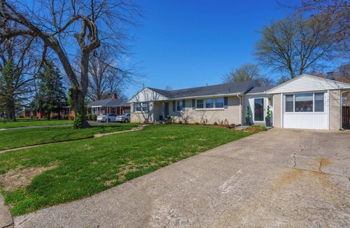 Owensboro House | Hot tub/pool/firepit/3 bedroom Home center of town 2 Livingroom's sleeps 12