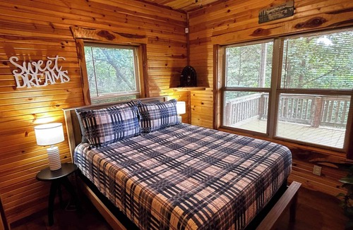 Eureka Springs Cabin | Hot Tub, Pool Table, Sunset Views