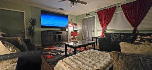 Page House | Hot Tub, Pool Table, Swing Sets, Theater, Kayaks