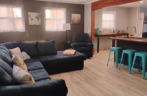 Kilmarnock House | Hot Tub~Pooltable~MovieScreen~NrbyShoppingDiningGoCarts~Kilmarnock Rivah Retreat