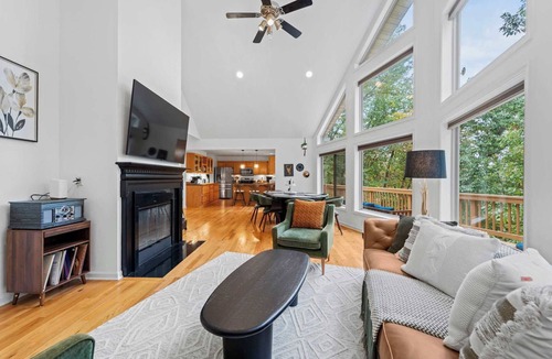Front Royal House | HOT TUB! PRIME LEAF PEEPING! Gorgeous 4BR