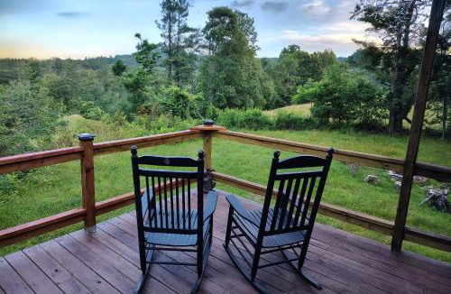 Spruce Pine House | Hot Tub, Private 3 Bed Lodge, 1 mile from Blue Ridge Parkway, Giant Jenga, Families Welcome!