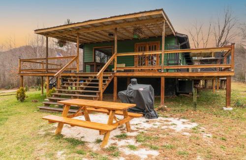 Spruce Pine House | Hot Tub, Private 3 Bed Lodge, 1 mile from Blue Ridge Parkway, Giant Jenga, Families Welcome!