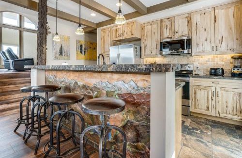 Dillon House | Hot Tub Relaxation: Luxe Summit Gem w/Mtn Views