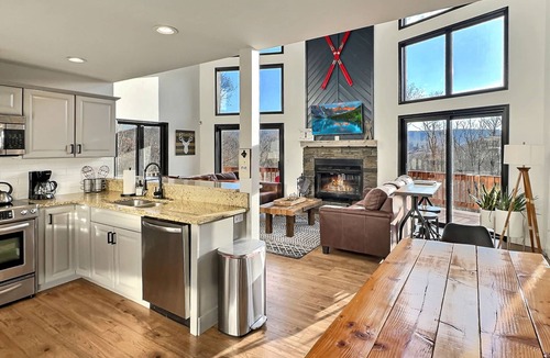 Great Valley Ski Chalet | Hot Tub & Sauna ~ The Ridge Chalet ~ Wood Fireplace ~ Sleeps 12
