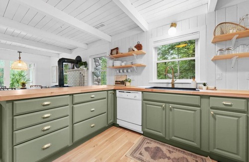 Higgins Lake House | Hot Tub, Spa Bath, Dog Friendly, Modern Farmhouse
