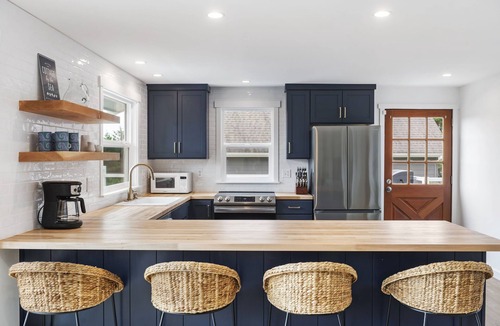 Westport House | HOT TUB! Sunset Views. Walk to Beach. Pet Friendly. Sleeps 10!