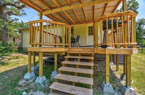 Medicine Park House | Hot Tub + Views! Chic 3BR/2BA Tosan’s Cottage