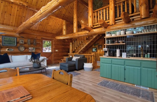 Eagle River Cabin | Hot Tub Waterfront King Beds Fast WiFi Cozy Log Cabin in Eagle River