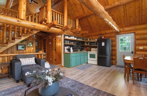 Eagle River Cabin | Hot Tub Waterfront King Beds Fast WiFi Cozy Log Cabin in Eagle River