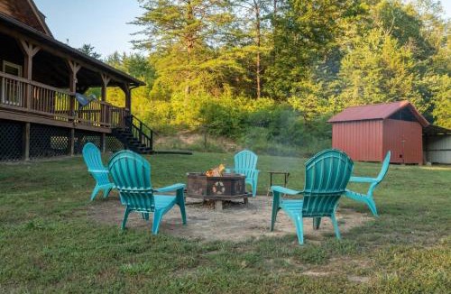 Hazel Green House | Hot Tub WiFi Firepit HazelBrook Haven