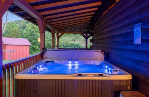 Hazel Green House | Hot Tub WiFi Firepit HazelBrook Haven