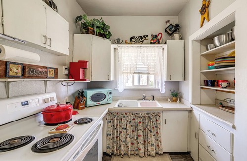 Middleton House | Hot Tub & Yard! Pet-Friendly Middleton Hideaway