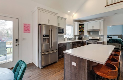 Cave Spring House | Hot Tub & Yard: 'Temptation Stays' Home in Roanoke