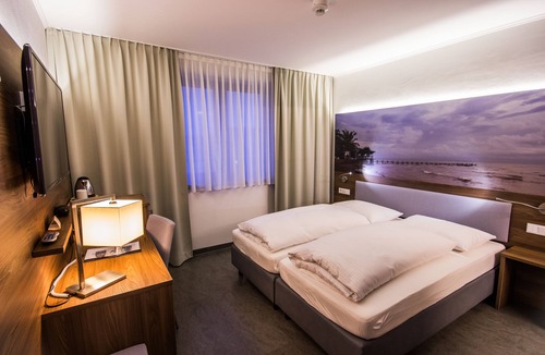 Neutraubling Hotel | Hotel 7 Continents