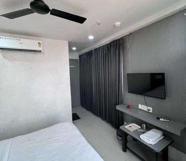 Surat Hotel | Hotel 7 Square