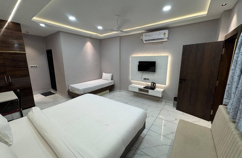 Sanwer Hotel | Hotel Aashiyana