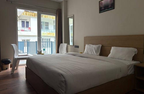 Haridwar Bed & Breakfast | hotel abline the oaks private room with balcony mountain view in rishikesh