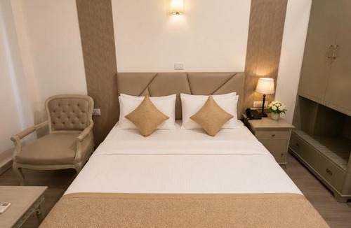 Safdarjung Enclave Hotel | Hotel Ambica Palace AIIMS New Delhi - Couple Friendly Local ID Accepted