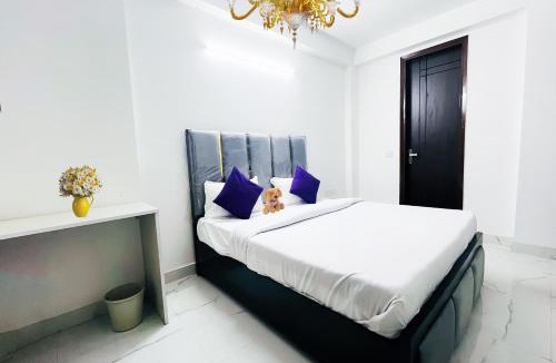 Sainik Farm Hotel | Hotel Anmol Stay- Near Saket Metro Station