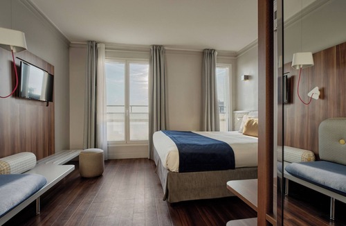 Suresnes Hotel | Hotel Atrium by HappyCulture