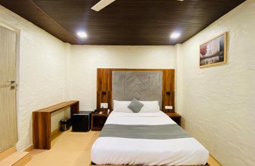 Versova Hotel | Hotel AVK-Near Kokilaben Hospital & Versova Beach- Rooms with Kitchen