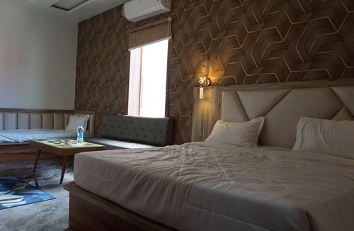 Mathura Hotel | Hotel B P Emerald