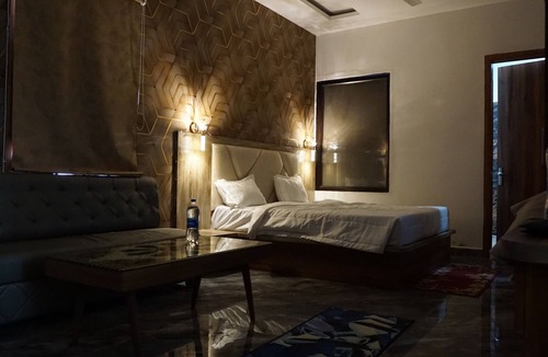 Mathura Hotel | Hotel B P Emerald