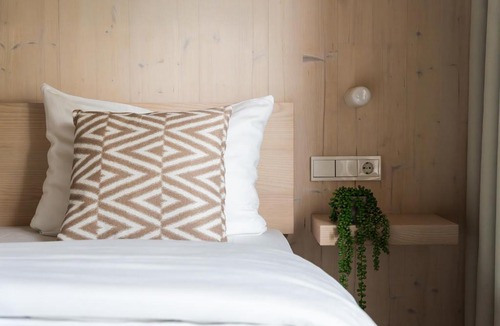 Ludwigsburg Hotel | Hotel Bergamo Modern & zentral in Ludwigsburg 24h Check in 3 Min zum Schloss nachhaltiges Hotel in Holzbauweise
