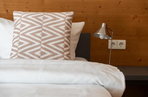 Ludwigsburg Hotel | Hotel CampusZwei Komfortable Doppelzimmer & Apartments mit Küche Zentral in Ludwigsburg ideal für Business & Langzeitaufenthalte 24h Check in Kinder bis 14 Jahre übernachten kostenlos