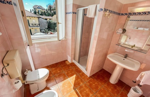 Brusimpiano Hotel | Hotel Caroline