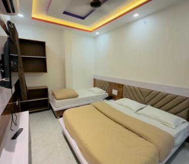 Nathdwara Hotel | hotel Chandra dev 966o9o1oo6 just 350mtr from shreenathji temple 5min away I with indoor games Snooker 8pool TT By SK