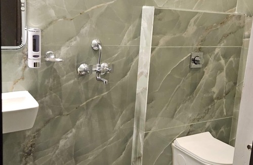 Mahmoorganj Hotel | Hotel Cherry Blossom
