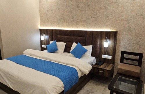 Mahmoorganj Hotel | Hotel Cherry Blossom