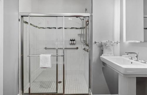 Near West Side Hotel | Hotel Chicago West Loop, SureStay Collection by Best Western