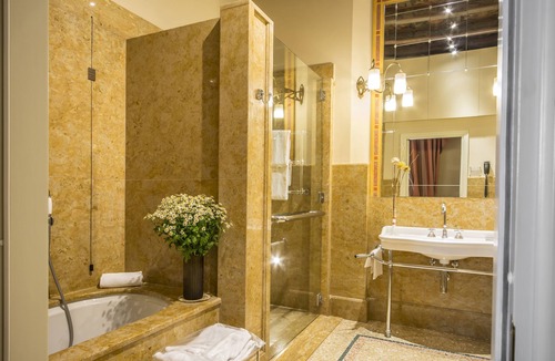 Historic Center Hotel | Hotel Corona d'Oro