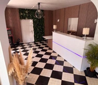 Poligny Hotel | Hotel De Paris