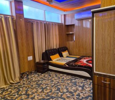 Gulmarg Hotel | Hotel Dilli Darbar and Restaurant