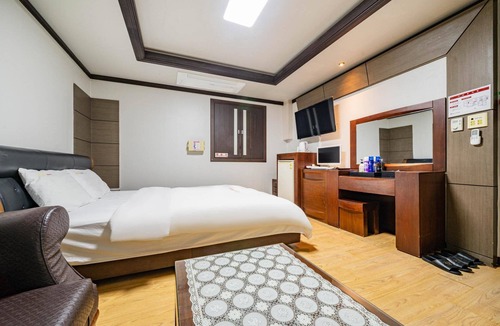 Samcheok Hotel | Hotel Door