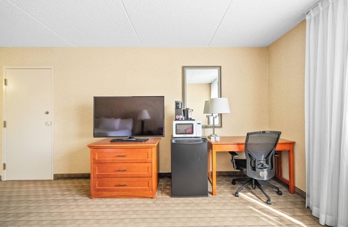 Southwest Calgary Hotel | Hotel Double Bed Suite w Parking, AC, Gym, Pool