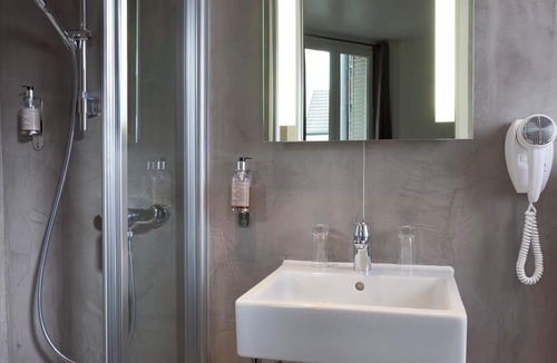 Puteaux Hotel | Hotel Douglas