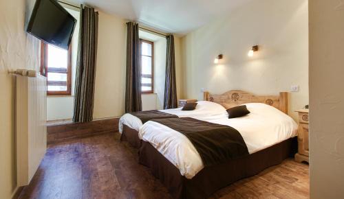 Thones Hotel | Hotel Du Commerce