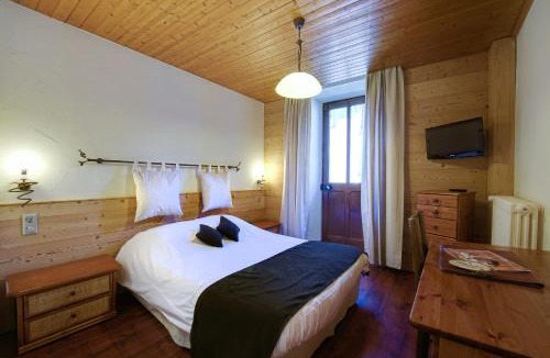 Thones Hotel | Hotel Du Commerce