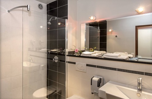La Canourgue Hotel | Hotel Du Commerce logis de france