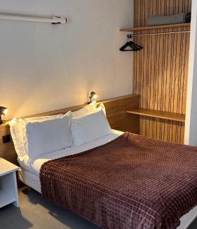 Le Caylar Hotel | Hotel Du Rocher