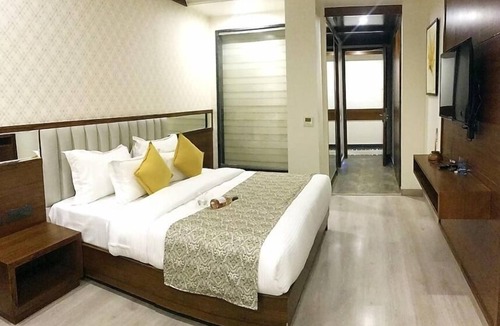 Sector 5 Hotel | Hotel ELM