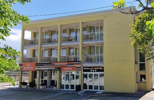 Ponte Taro Hotel | Hotel Giallo