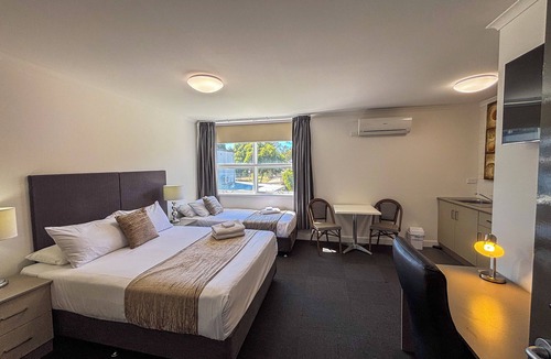 Parkes Hotel | Hotel Gracelands