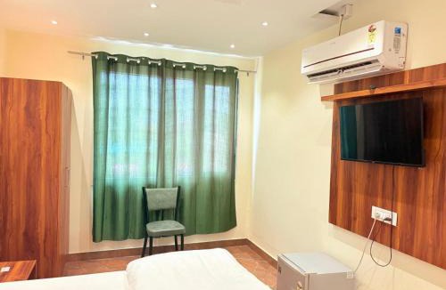 Rishikesh House | Hotel Hitam Rishikesh 2Min Walk to Parmarth Niketan Aashram ,Vanprastha Aashram
