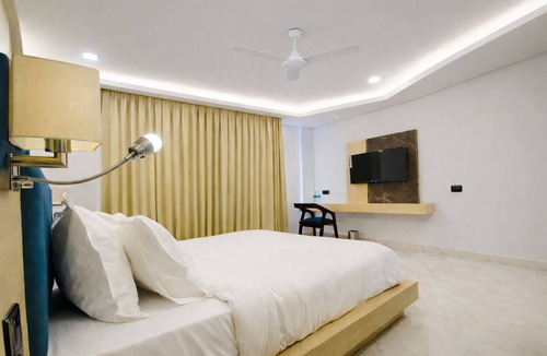Knowledge Park III Hotel | Hotel Holiday Grand Near Expo Mart